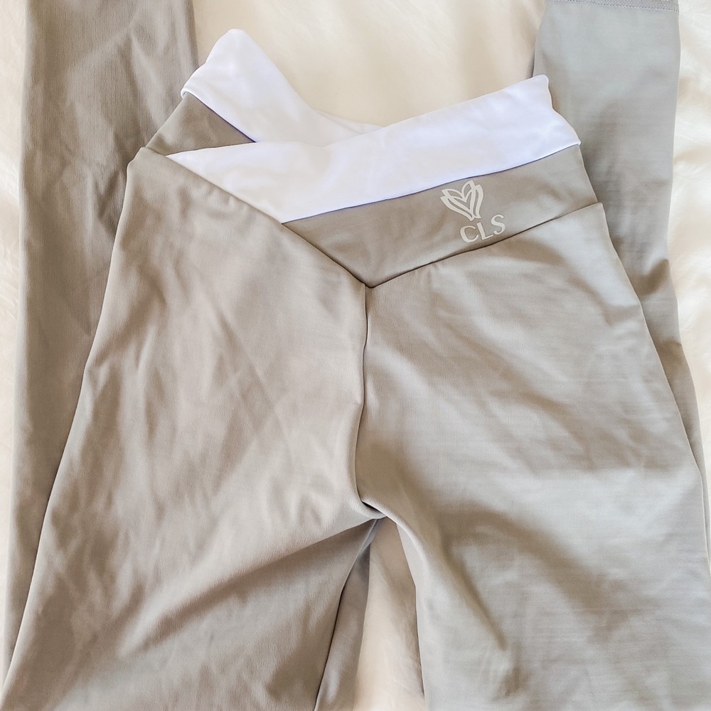 CLS scrunch bum leggings